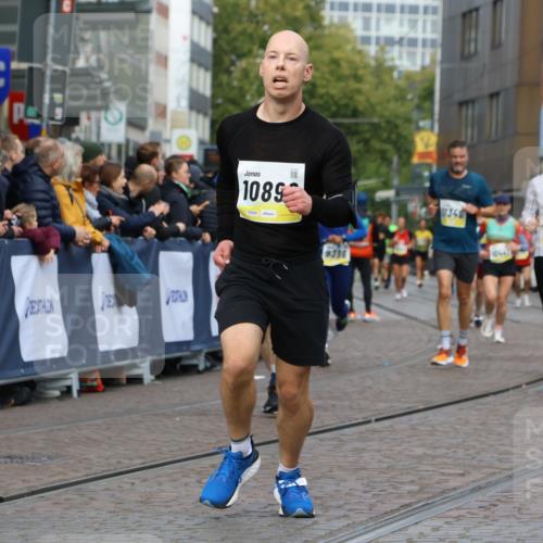 05.10.2025 - 20. swb-Marathon Bremen Strokosch-Dieckow http://msf.ph/oto/9223776 05.10.2025 10:45:16 Ziel 9290, 9396, 9885, 9963, 10431, 10634, 10822, 10898, 11346, 11488 meine-sportfotos.de