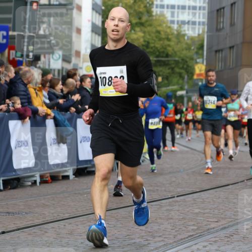 05.10.2025 - 20. swb-Marathon Bremen Strokosch-Dieckow http://msf.ph/oto/9223778 05.10.2025 10:45:16 Ziel 9290, 9396, 9885, 9963, 10431, 10634, 10822, 10898, 11346, 11488 meine-sportfotos.de