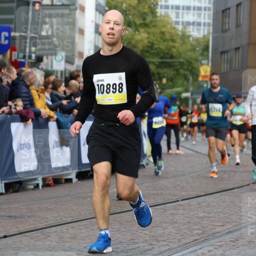 05.10.2025 - 20. swb-Marathon Bremen Strokosch-Dieckow http://msf.ph/oto/9223779 05.10.2025 10:45:16 Ziel 9290, 9396, 9885, 9963, 10431, 10634, 10822, 10898, 11346, 11488 meine-sportfotos.de