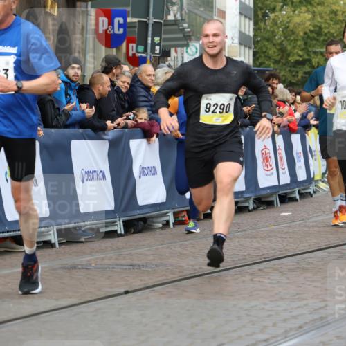 05.10.2025 - 20. swb-Marathon Bremen Strokosch-Dieckow http://msf.ph/oto/9223781 05.10.2025 10:45:19 Ziel 9290, 9396, 9885, 9963, 10447, 10634, 10898, 11346, 11403 meine-sportfotos.de