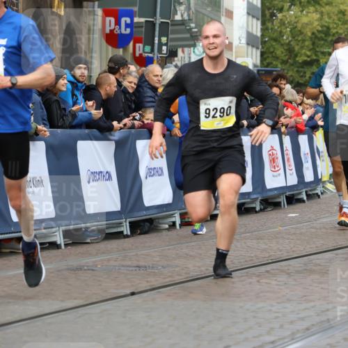 05.10.2025 - 20. swb-Marathon Bremen Strokosch-Dieckow http://msf.ph/oto/9223782 05.10.2025 10:45:19 Ziel 9290, 9396, 9885, 9963, 10447, 10634, 10898, 11346, 11403 meine-sportfotos.de