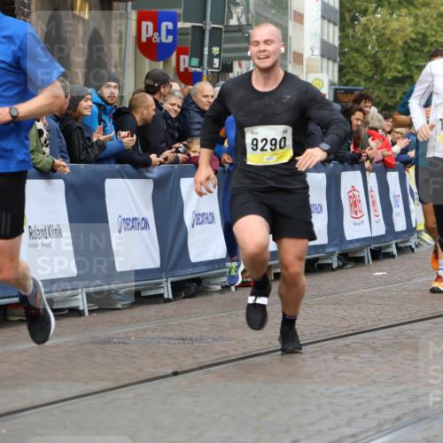 05.10.2025 - 20. swb-Marathon Bremen Strokosch-Dieckow http://msf.ph/oto/9223783 05.10.2025 10:45:19 Ziel 9290, 9396, 9885, 9963, 10447, 10634, 10898, 11346, 11403 meine-sportfotos.de