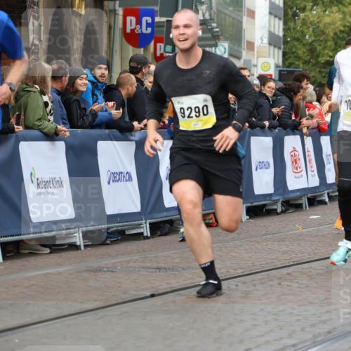 05.10.2025 - 20. swb-Marathon Bremen Strokosch-Dieckow http://msf.ph/oto/9223786 05.10.2025 10:45:19 Ziel 9290, 9396, 9885, 9963, 10447, 10634, 10898, 11346, 11403 meine-sportfotos.de