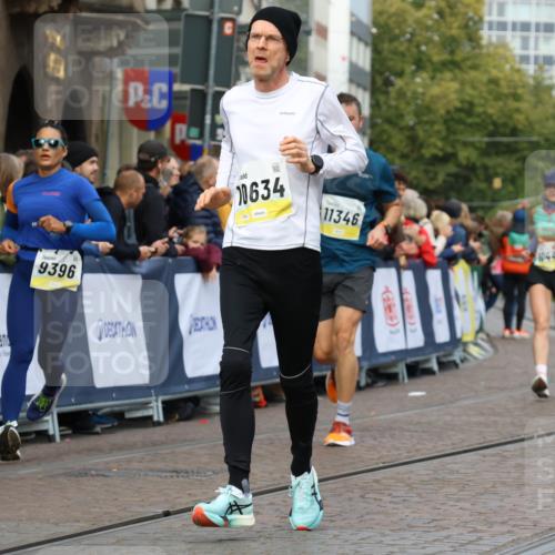 05.10.2025 - 20. swb-Marathon Bremen Strokosch-Dieckow http://msf.ph/oto/9223789 05.10.2025 10:45:20 Ziel 9290, 9396, 9885, 9963, 10447, 10634, 10898, 11346, 11403 meine-sportfotos.de