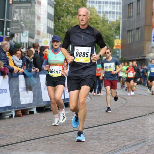 05.10.2025 - 20. swb-Marathon Bremen Strokosch-Dieckow http://msf.ph/oto/9223791 05.10.2025 10:45:23 Ziel 9396, 9885, 10447, 10634, 11346, 11403, 11585 meine-sportfotos.de