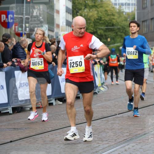 05.10.2025 - 20. swb-Marathon Bremen Strokosch-Dieckow http://msf.ph/oto/9223802 05.10.2025 10:45:34 Ziel 8000, 9200, 9222, 9250, 9709, 10053, 10639, 10682, 11678, 11745 meine-sportfotos.de