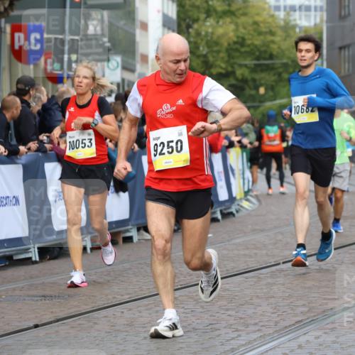 05.10.2025 - 20. swb-Marathon Bremen Strokosch-Dieckow http://msf.ph/oto/9223804 05.10.2025 10:45:34 Ziel 8000, 9200, 9222, 9250, 9709, 10053, 10639, 10682, 11678, 11745 meine-sportfotos.de