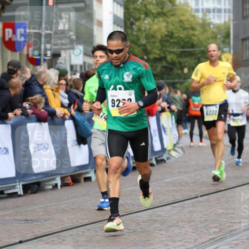 05.10.2025 - 20. swb-Marathon Bremen Strokosch-Dieckow http://msf.ph/oto/9223808 05.10.2025 10:45:37 Ziel 28, 8000, 9200, 9222, 9250, 9709, 10053, 10639, 10682, 10792, 11678, 11745 meine-sportfotos.de