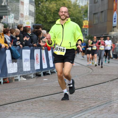 05.10.2025 - 20. swb-Marathon Bremen Strokosch-Dieckow http://msf.ph/oto/9223815 05.10.2025 10:45:42 Ziel 28, 8000, 9200, 9222, 9709, 9960, 10350, 10639, 10792, 10823, 11678, 11745 meine-sportfotos.de