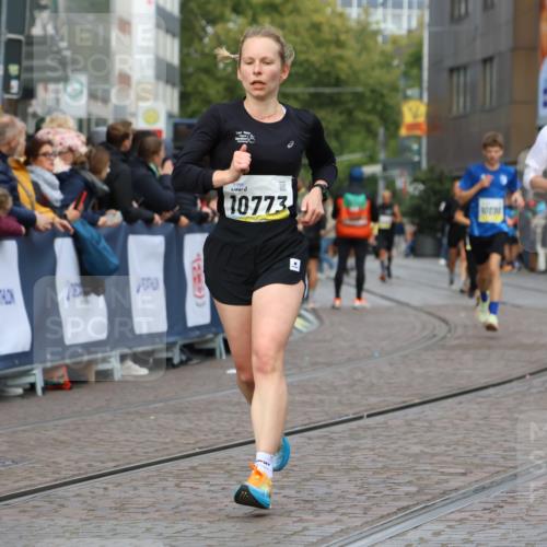 05.10.2025 - 20. swb-Marathon Bremen Strokosch-Dieckow http://msf.ph/oto/9223833 05.10.2025 10:45:55 Ziel 9285, 9397, 9500, 9876, 10090, 10773, 11513, 11617 meine-sportfotos.de