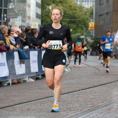 05.10.2025 - 20. swb-Marathon Bremen Strokosch-Dieckow http://msf.ph/oto/9223834 05.10.2025 10:45:55 Ziel 9285, 9397, 9500, 9876, 10090, 10773, 11513, 11617 meine-sportfotos.de