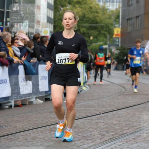 05.10.2025 - 20. swb-Marathon Bremen Strokosch-Dieckow http://msf.ph/oto/9223835 05.10.2025 10:45:55 Ziel 9285, 9397, 9500, 9876, 10090, 10773, 11513, 11617 meine-sportfotos.de