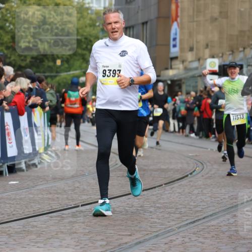 05.10.2025 - 20. swb-Marathon Bremen Strokosch-Dieckow http://msf.ph/oto/9223836 05.10.2025 10:45:57 Ziel 9397, 9500, 9876, 10090, 10688, 10773, 11074, 11513, 11617 meine-sportfotos.de