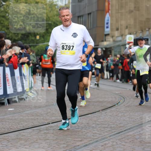 05.10.2025 - 20. swb-Marathon Bremen Strokosch-Dieckow http://msf.ph/oto/9223838 05.10.2025 10:45:57 Ziel 9397, 9500, 9876, 10090, 10688, 10773, 11074, 11513, 11617 meine-sportfotos.de