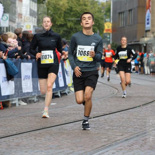 05.10.2025 - 20. swb-Marathon Bremen Strokosch-Dieckow http://msf.ph/oto/9223848 05.10.2025 10:46:03 Ziel 9500, 10090, 10688, 10858, 11074, 11446, 11513 meine-sportfotos.de