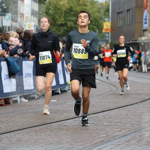05.10.2025 - 20. swb-Marathon Bremen Strokosch-Dieckow http://msf.ph/oto/9223849 05.10.2025 10:46:03 Ziel 9500, 10090, 10688, 10858, 11074, 11446, 11513 meine-sportfotos.de
