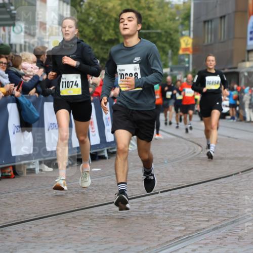 05.10.2025 - 20. swb-Marathon Bremen Strokosch-Dieckow http://msf.ph/oto/9223851 05.10.2025 10:46:03 Ziel 9500, 10090, 10688, 10858, 11074, 11446, 11513 meine-sportfotos.de