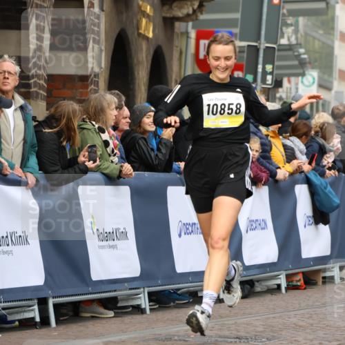 05.10.2025 - 20. swb-Marathon Bremen Strokosch-Dieckow http://msf.ph/oto/9223852 05.10.2025 10:46:08 Ziel 9351, 9362, 10858, 11074, 11446 meine-sportfotos.de