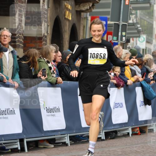 05.10.2025 - 20. swb-Marathon Bremen Strokosch-Dieckow http://msf.ph/oto/9223853 05.10.2025 10:46:08 Ziel 9351, 9362, 10858, 11074, 11446 meine-sportfotos.de