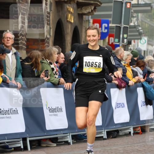 05.10.2025 - 20. swb-Marathon Bremen Strokosch-Dieckow http://msf.ph/oto/9223854 05.10.2025 10:46:08 Ziel 9351, 9362, 10858, 11074, 11446 meine-sportfotos.de