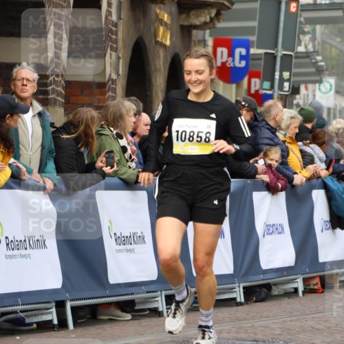 05.10.2025 - 20. swb-Marathon Bremen Strokosch-Dieckow http://msf.ph/oto/9223855 05.10.2025 10:46:08 Ziel 9351, 9362, 10858, 11074, 11446 meine-sportfotos.de