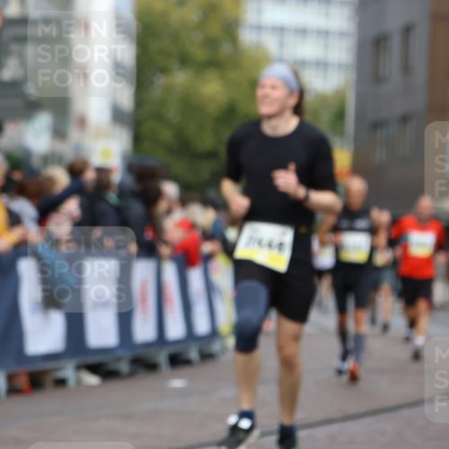 05.10.2025 - 20. swb-Marathon Bremen Strokosch-Dieckow http://msf.ph/oto/9223856 05.10.2025 10:46:09 Ziel 9351, 9362, 10858, 11446 meine-sportfotos.de
