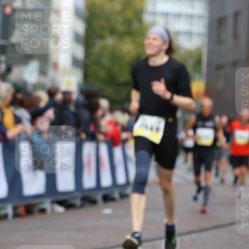 05.10.2025 - 20. swb-Marathon Bremen Strokosch-Dieckow http://msf.ph/oto/9223857 05.10.2025 10:46:09 Ziel 9351, 9362, 10858, 11446 meine-sportfotos.de