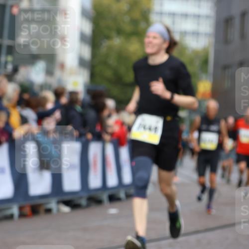 05.10.2025 - 20. swb-Marathon Bremen Strokosch-Dieckow http://msf.ph/oto/9223858 05.10.2025 10:46:09 Ziel 9351, 9362, 10858, 11446 meine-sportfotos.de