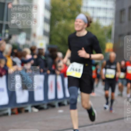 05.10.2025 - 20. swb-Marathon Bremen Strokosch-Dieckow http://msf.ph/oto/9223859 05.10.2025 10:46:10 Ziel 9351, 9362, 10858, 11446 meine-sportfotos.de