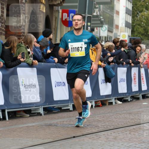 05.10.2025 - 20. swb-Marathon Bremen Strokosch-Dieckow http://msf.ph/oto/9223879 05.10.2025 10:46:29 Ziel 9009, 9207, 11167 meine-sportfotos.de