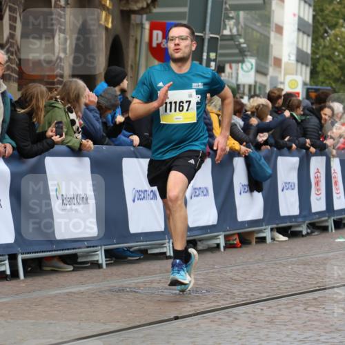 05.10.2025 - 20. swb-Marathon Bremen Strokosch-Dieckow http://msf.ph/oto/9223880 05.10.2025 10:46:29 Ziel 9009, 9207, 11167 meine-sportfotos.de