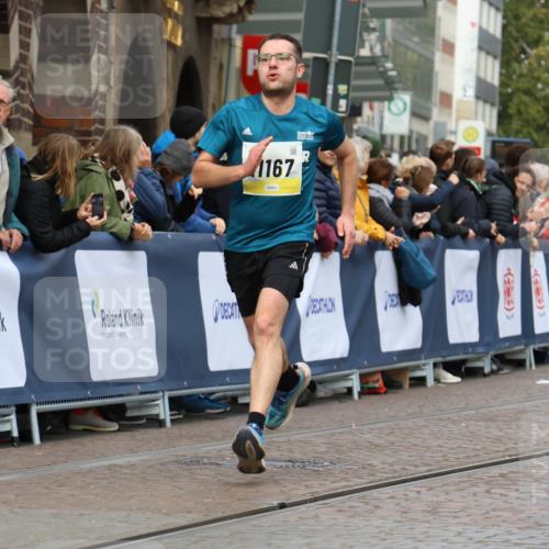 05.10.2025 - 20. swb-Marathon Bremen Strokosch-Dieckow http://msf.ph/oto/9223881 05.10.2025 10:46:29 Ziel 9009, 9207, 11167 meine-sportfotos.de