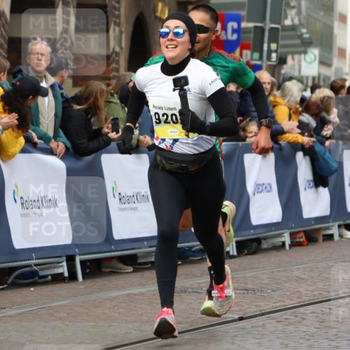 05.10.2025 - 20. swb-Marathon Bremen Strokosch-Dieckow http://msf.ph/oto/9223889 05.10.2025 10:46:35 Ziel 9009, 9207, 9366, 9961, 10268, 10411, 11268, 11327 meine-sportfotos.de