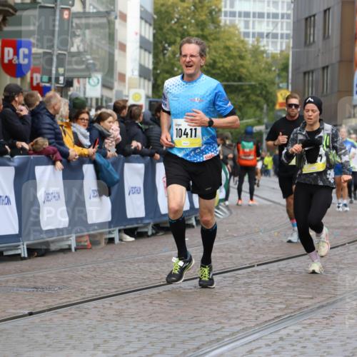 05.10.2025 - 20. swb-Marathon Bremen Strokosch-Dieckow http://msf.ph/oto/9223896 05.10.2025 10:46:41 Ziel 9366, 9961, 10268, 10277, 10411, 11268, 11327 meine-sportfotos.de