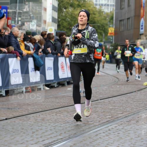 05.10.2025 - 20. swb-Marathon Bremen Strokosch-Dieckow http://msf.ph/oto/9223899 05.10.2025 10:46:43 Ziel 9366, 9961, 10277, 10411, 11327 meine-sportfotos.de