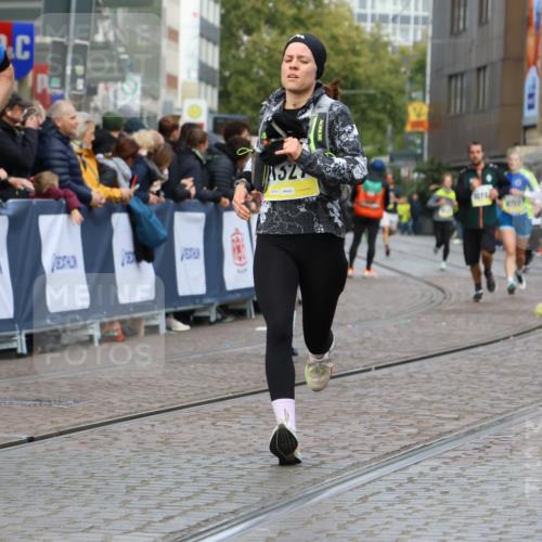 05.10.2025 - 20. swb-Marathon Bremen Strokosch-Dieckow http://msf.ph/oto/9223900 05.10.2025 10:46:43 Ziel 9366, 9961, 10277, 10411, 11327 meine-sportfotos.de