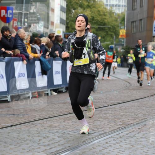 05.10.2025 - 20. swb-Marathon Bremen Strokosch-Dieckow http://msf.ph/oto/9223902 05.10.2025 10:46:43 Ziel 9366, 9961, 10277, 10411, 11327 meine-sportfotos.de