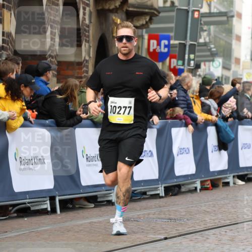 05.10.2025 - 20. swb-Marathon Bremen Strokosch-Dieckow http://msf.ph/oto/9223905 05.10.2025 10:46:45 Ziel 10277, 10411, 10661, 11327 meine-sportfotos.de