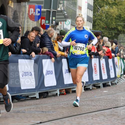 05.10.2025 - 20. swb-Marathon Bremen Strokosch-Dieckow http://msf.ph/oto/9223909 05.10.2025 10:46:50 Ziel 10277, 10661, 10750, 11189 meine-sportfotos.de