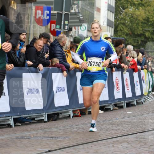 05.10.2025 - 20. swb-Marathon Bremen Strokosch-Dieckow http://msf.ph/oto/9223910 05.10.2025 10:46:50 Ziel 10277, 10661, 10750, 11189 meine-sportfotos.de