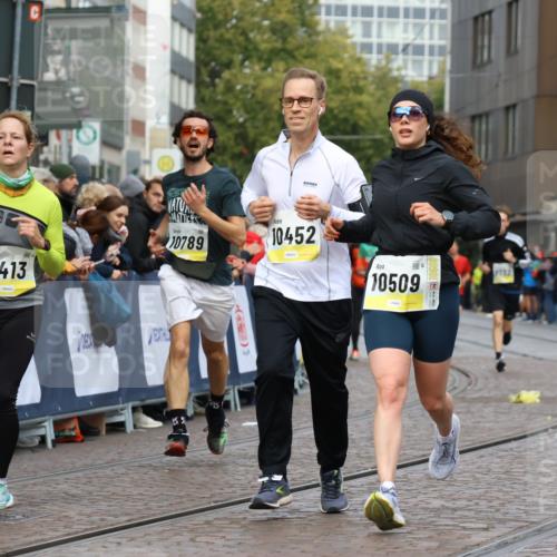 05.10.2025 - 20. swb-Marathon Bremen Strokosch-Dieckow http://msf.ph/oto/9223916 05.10.2025 10:46:57 Ziel 9413, 9562, 10452, 10509, 10750, 10789, 11189 meine-sportfotos.de