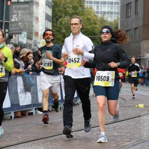 05.10.2025 - 20. swb-Marathon Bremen Strokosch-Dieckow http://msf.ph/oto/9223917 05.10.2025 10:46:57 Ziel 9413, 9562, 10452, 10509, 10750, 10789, 11189 meine-sportfotos.de