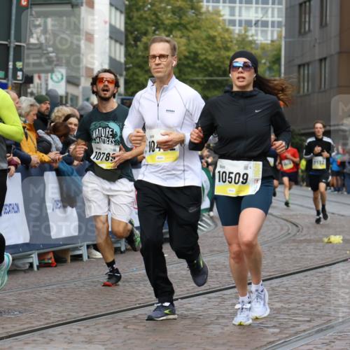 05.10.2025 - 20. swb-Marathon Bremen Strokosch-Dieckow http://msf.ph/oto/9223919 05.10.2025 10:46:57 Ziel 9413, 9562, 10452, 10509, 10750, 10789, 11189 meine-sportfotos.de