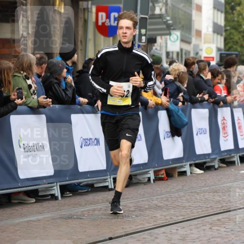 05.10.2025 - 20. swb-Marathon Bremen Strokosch-Dieckow http://msf.ph/oto/9223920 05.10.2025 10:47:04 Ziel 9546, 9562 meine-sportfotos.de