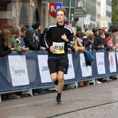 05.10.2025 - 20. swb-Marathon Bremen Strokosch-Dieckow http://msf.ph/oto/9223921 05.10.2025 10:47:04 Ziel 9546, 9562 meine-sportfotos.de
