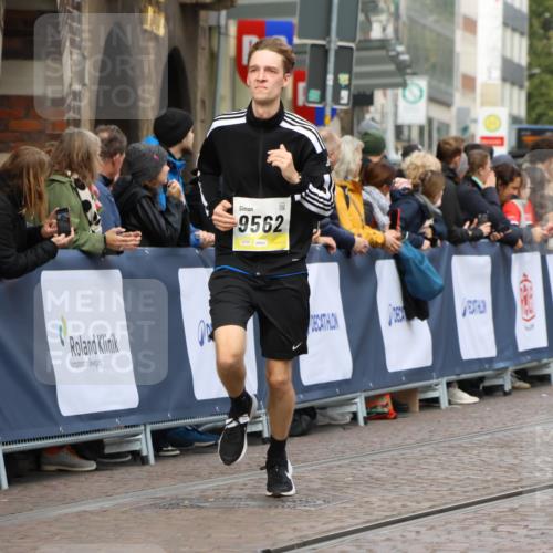 05.10.2025 - 20. swb-Marathon Bremen Strokosch-Dieckow http://msf.ph/oto/9223922 05.10.2025 10:47:05 Ziel 9546, 9562 meine-sportfotos.de