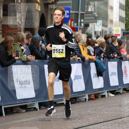 05.10.2025 - 20. swb-Marathon Bremen Strokosch-Dieckow http://msf.ph/oto/9223923 05.10.2025 10:47:05 Ziel 9546, 9562 meine-sportfotos.de