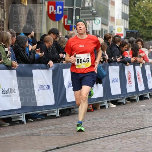 05.10.2025 - 20. swb-Marathon Bremen Strokosch-Dieckow http://msf.ph/oto/9223924 05.10.2025 10:47:09 Ziel 9411, 9546, 9711 meine-sportfotos.de