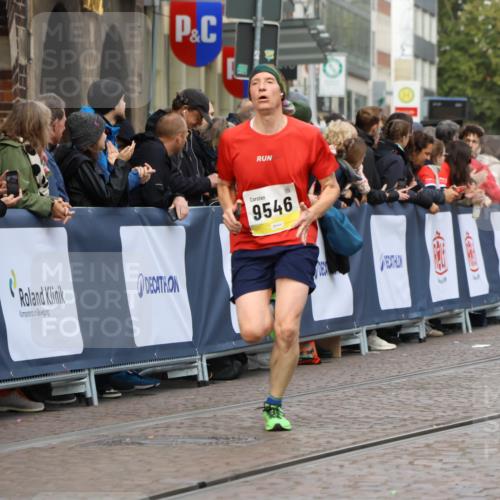 05.10.2025 - 20. swb-Marathon Bremen Strokosch-Dieckow http://msf.ph/oto/9223925 05.10.2025 10:47:09 Ziel 9411, 9546, 9711 meine-sportfotos.de