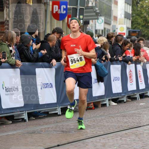 05.10.2025 - 20. swb-Marathon Bremen Strokosch-Dieckow http://msf.ph/oto/9223926 05.10.2025 10:47:09 Ziel 9411, 9546, 9711 meine-sportfotos.de